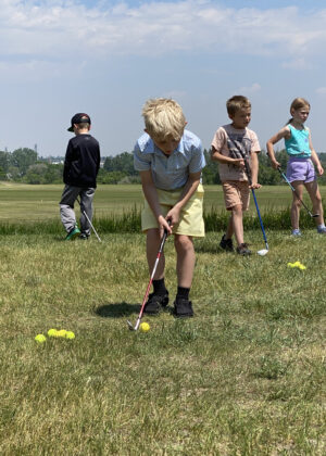 photo a boy setting up his golf swing