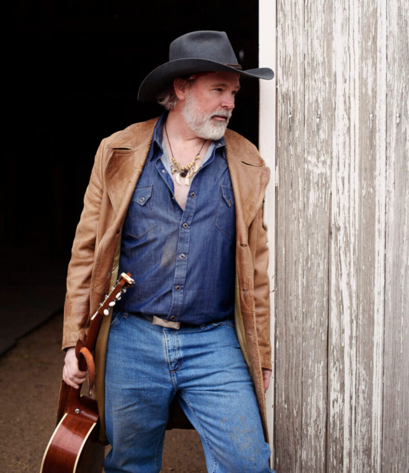 Photo of country music artist Ryan Dart